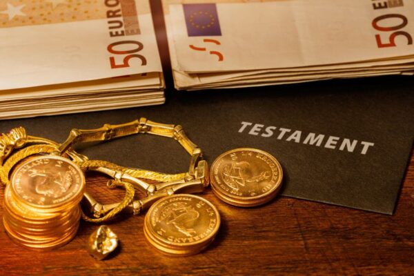 Obrazek przedstawia testament, monety i biżuterię jako symboliczne stwierdzenie nabycia spadku.