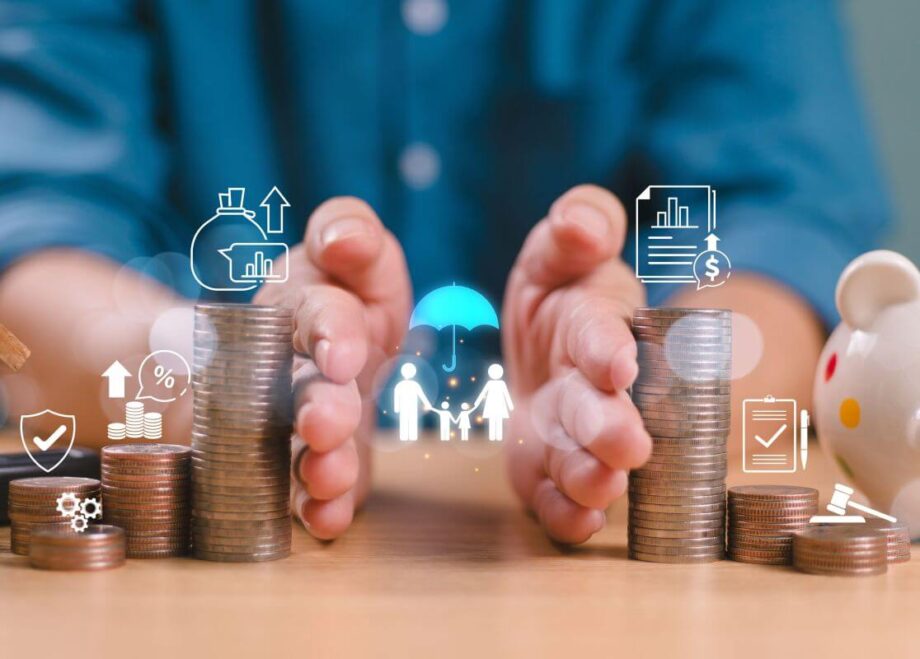 Ręce dzielą stosy monet, symbolizując podział spadku.