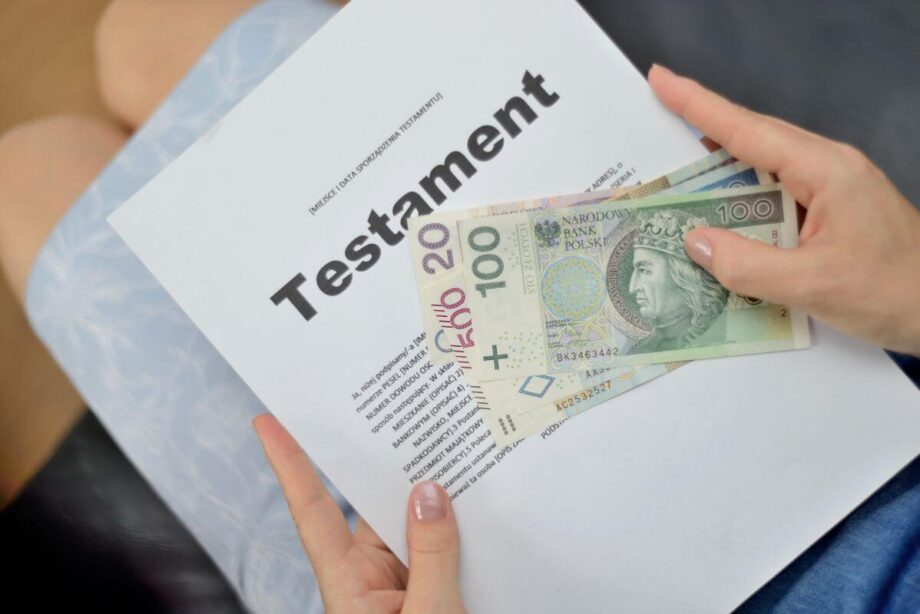 Osoba trzyma testament i pieniądze, które mogą być częścią zachowku.