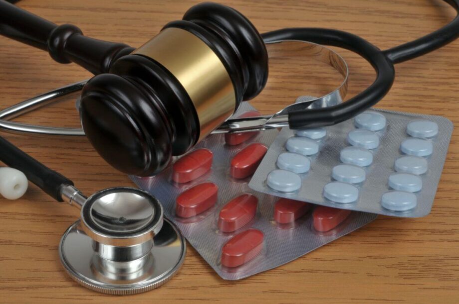 Młotek sędziowski i stetoskop symbolizują prawo do odszkodowania za leczenie.