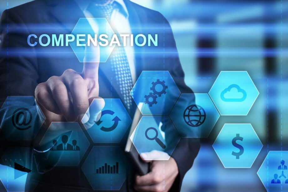 Biznesmen wskazuje na ekran z napisem "compensation", co symbolizuje temat odszkodowania.