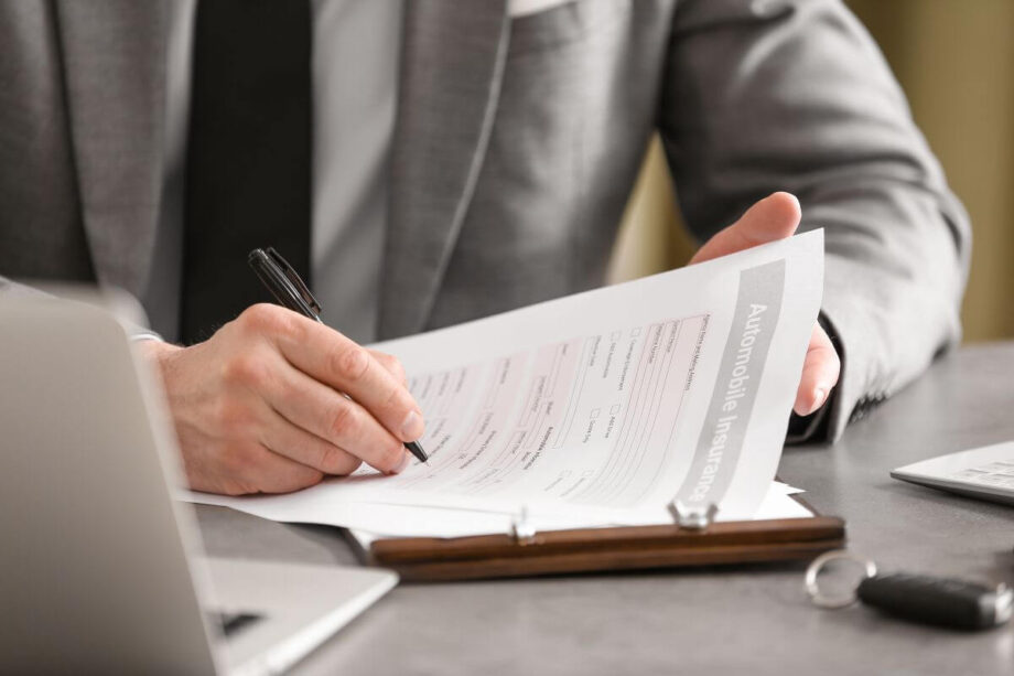 Dopłata do odszkodowania za szkody majątkowe: 30 dni na wypłatę części bezspornej, przedawnienie zwykle 3 lata; etapy: zgłoszenie, odwołanie, pozew.