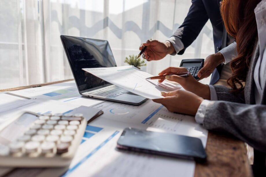 Jak wybrać prawnika do obsługi prawnej firmy: weryfikacja doświadczenia, zakres stałej współpracy, rozliczenia, terminy reakcji i kontrola przedawnień.